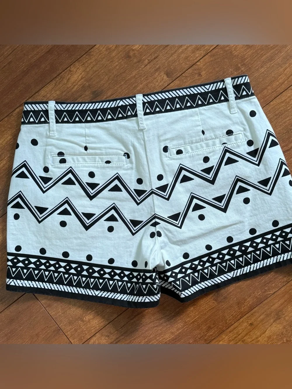 ELLE Black & White Geometric Chevron Polka Dot Chino Shorts - Size 2